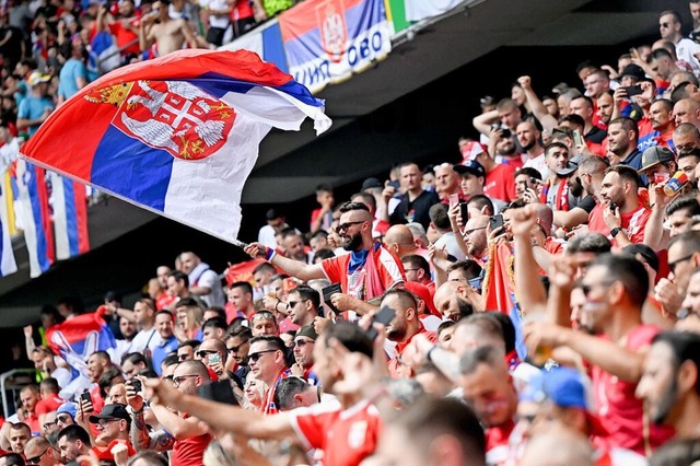 Die UEFA hat bei der EM den serbischen...aften von Fans mit Geldstrafen belegt.  | Foto: Sven Hoppe (dpa)