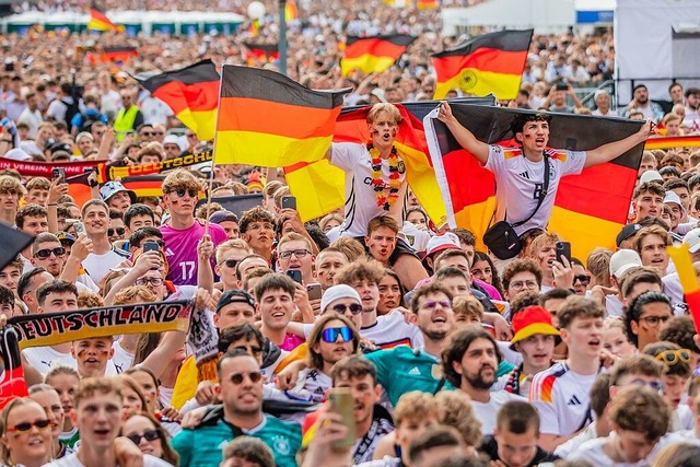 Zahlreiche Fuballfans sehen sich in d...el zwischen Deutschland und Ungarn an.  | Foto: Christoph Schmidt (dpa)