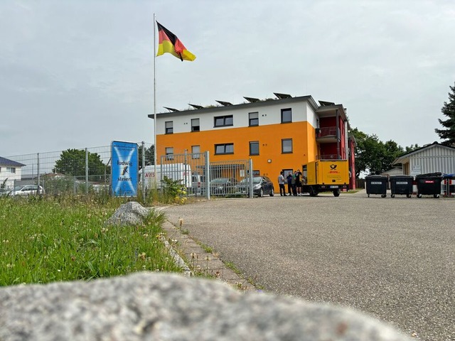 Links der bestehenden Einrichtung plan...Unterkunft eine Deutschlandfahne weht.  | Foto: Frank Schoch