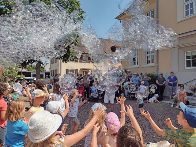 Die Kinder recken ihre Hnde zu den Seifenblasen &#8230;  | Foto: Irene Matzarakis