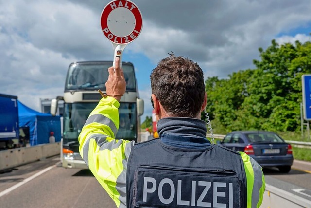Stationre Grenzkontrollen sind in der EU in Ausnahmefllen erlaubt.  | Foto: Harald Tittel (dpa)