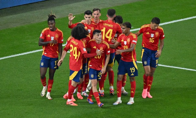 Das spanische Team jubelt &uuml;ber das 1:0.  | Foto: Julian Stratenschulte/dpa