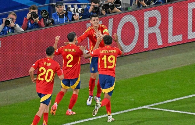 Die Spanier jubeln: Mit 1:0 gewinnt Spanien gegen Italien dank eines Eigentors.  | Foto: Julian Stratenschulte (dpa)