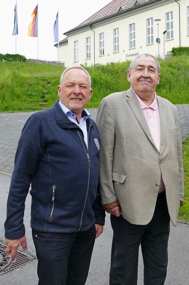 Manfred Furtwngler (links) und Rudolf Gwinner vor der Festhalle in Lffingen  | Foto: Stefan Mertlik