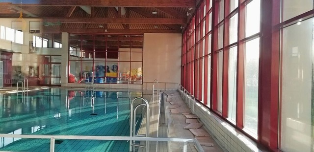 Das Lehrschwimmbecken am Schulzentrum ... fertig saniert und wieder in Betrieb.  | Foto: Gerhard Walser