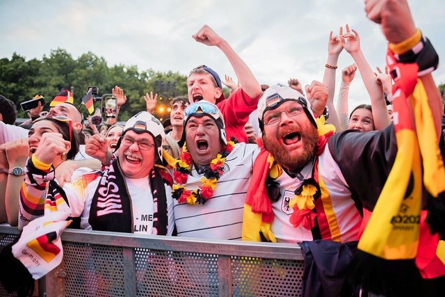 Deutschland-Fans feiern beim Public Vi...ball-EM das erste Tor fr Deutschland.  | Foto: Christoph Soeder (dpa)