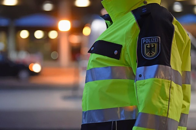Ein Bundespolizist kontrolliert den Verkehr am Weiler Autobahnzoll.  | Foto: Jonas Hirt