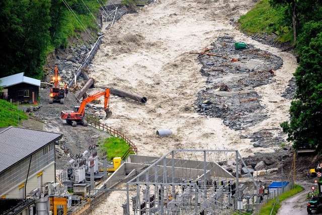 Schweiz, Vissoie: Bagger arbeiten im V...hlge, Hochwasser und einen Bergsturz.  | Foto: Jean-Christophe Bott (dpa)