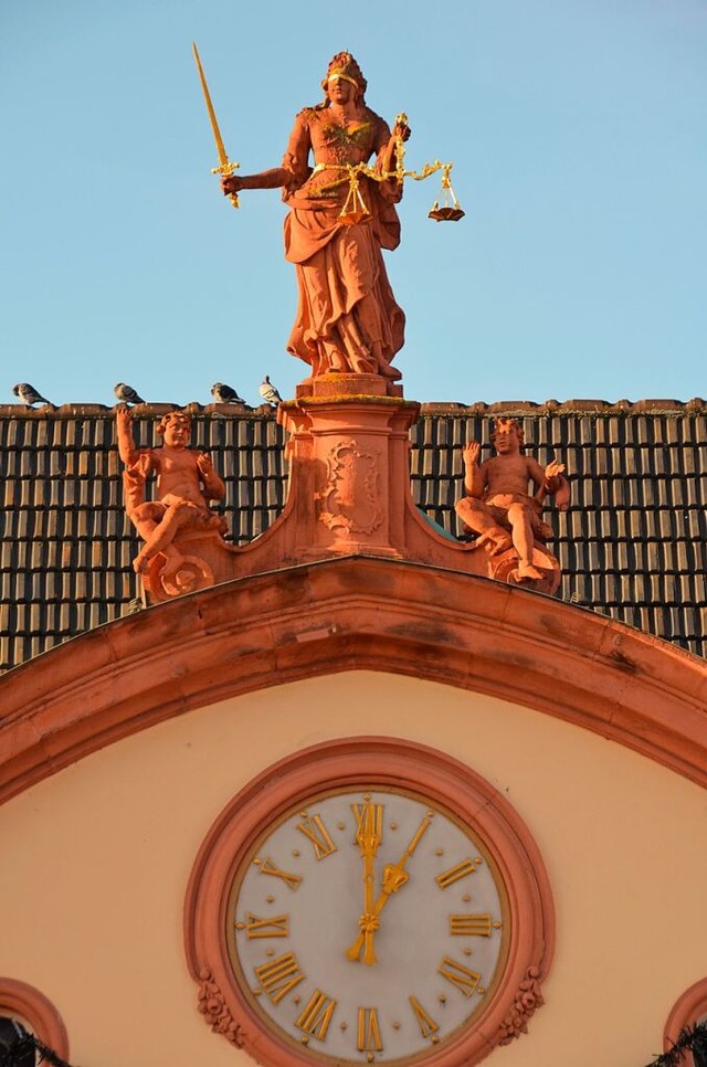 Auch die Justitia auf dem Offenburger Rathaus hat ein Schwert.  | Foto: Helmut Seller                       