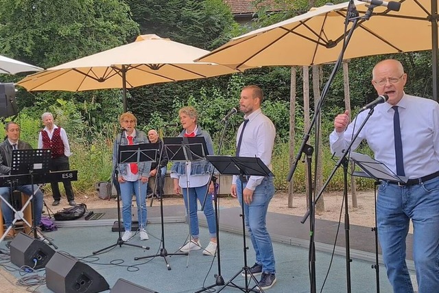 Der Chor Xng (vorne rechts Peter Modler) beim Festivalauftritt in Kirchzarten  | Foto: Christiane Franz