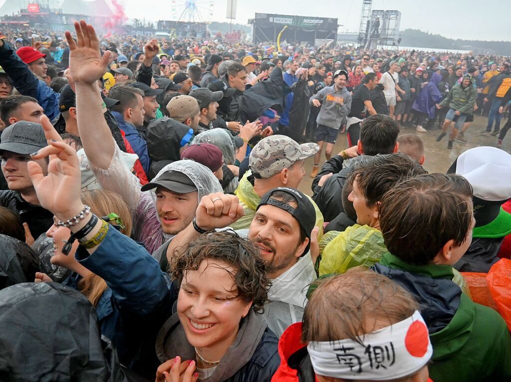 Tausende Festivalbesucherinnen und Besucher lassen sich beim Southside Festival 2024 die Laune nicht vermiesen.