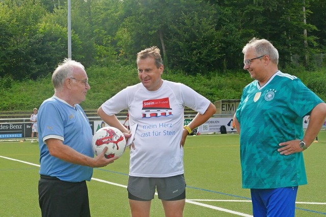 Schiedsrichter Axel Kremp (links) erkl...ha Roth und Alexander Guhl die Regeln.  | Foto: Lara Wehler