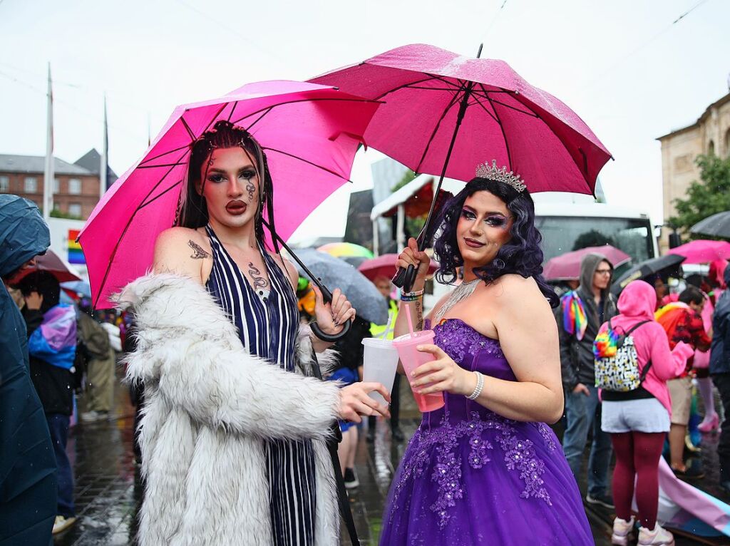 Rund 12.000 Menschen ziehen laut Polizei am Samstag beim Christopher Street Day durch die Freiburger Innenstadt.