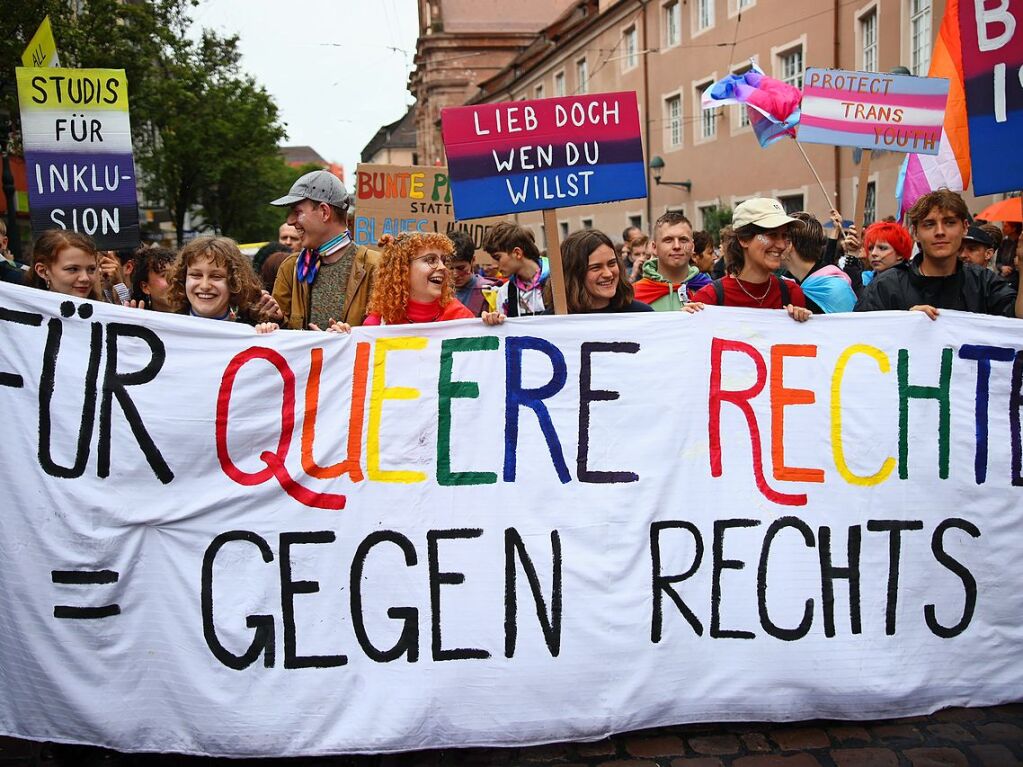 Rund 12.000 Menschen ziehen laut Polizei am Samstag beim Christopher Street Day durch die Freiburger Innenstadt.