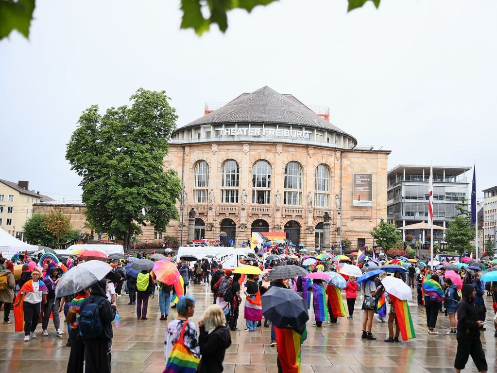 Rund 12.000 Menschen ziehen laut Polizei am Samstag beim Christopher Street Day durch die Freiburger Innenstadt.