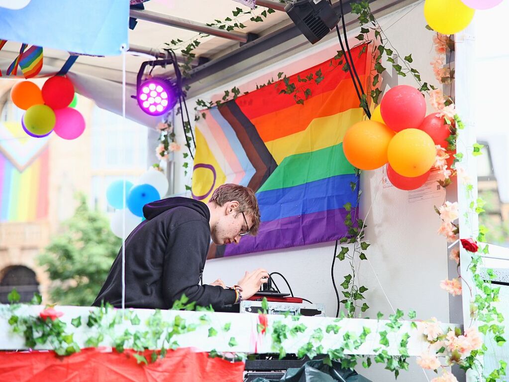 Rund 12.000 Menschen ziehen laut Polizei am Samstag beim Christopher Street Day durch die Freiburger Innenstadt.