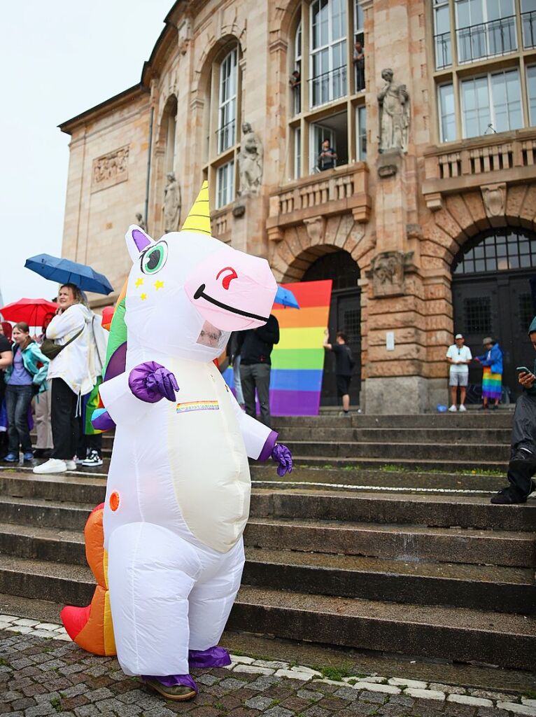 Rund 12.000 Menschen ziehen laut Polizei am Samstag beim Christopher Street Day durch die Freiburger Innenstadt.