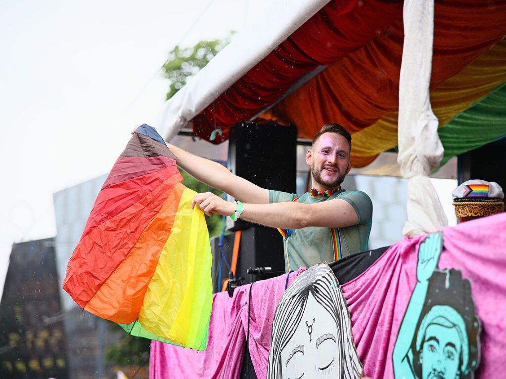 Rund 12.000 Menschen ziehen laut Polizei am Samstag beim Christopher Street Day durch die Freiburger Innenstadt.