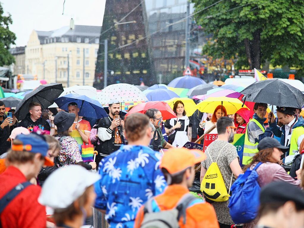 Rund 12.000 Menschen ziehen laut Polizei am Samstag beim Christopher Street Day durch die Freiburger Innenstadt.