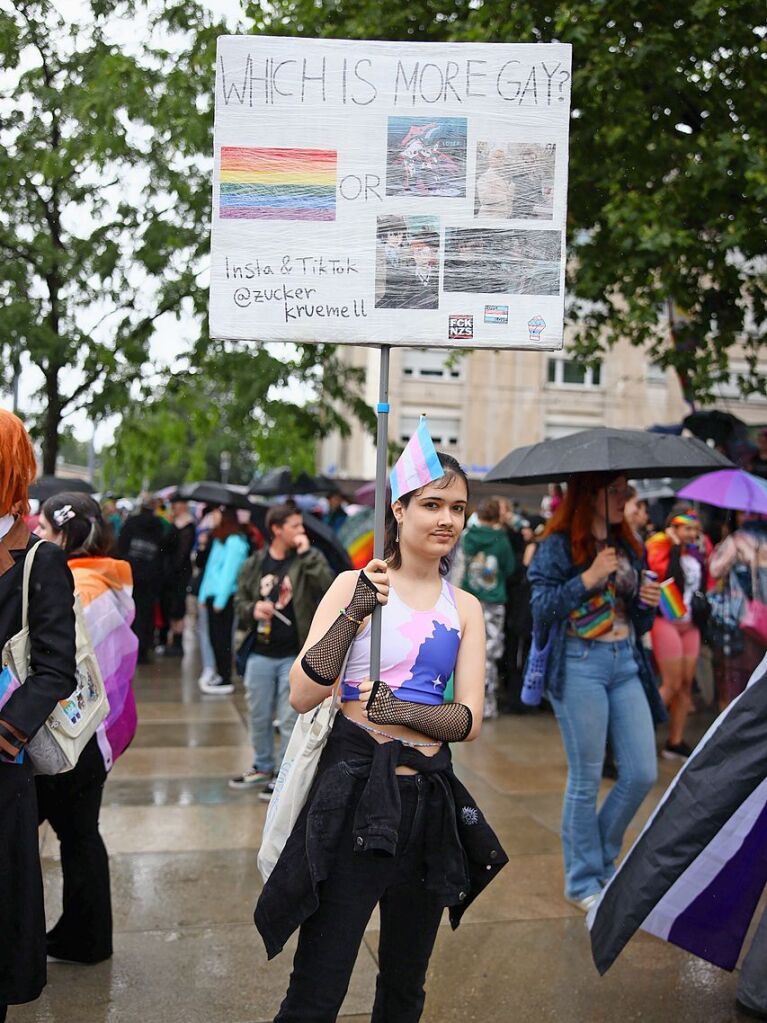 Rund 12.000 Menschen ziehen laut Polizei am Samstag beim Christopher Street Day durch die Freiburger Innenstadt.