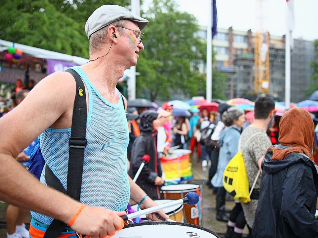 Rund 12.000 Menschen ziehen laut Polizei am Samstag beim Christopher Street Day durch die Freiburger Innenstadt.