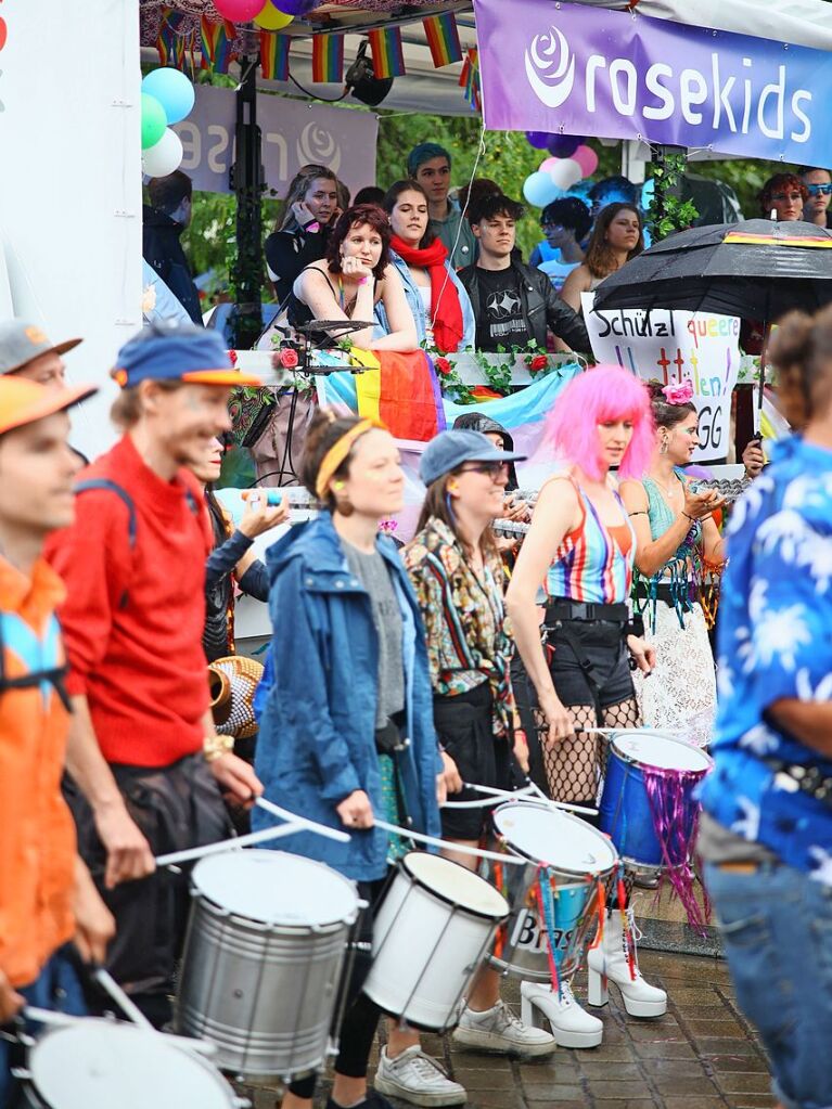 Rund 12.000 Menschen ziehen laut Polizei am Samstag beim Christopher Street Day durch die Freiburger Innenstadt.