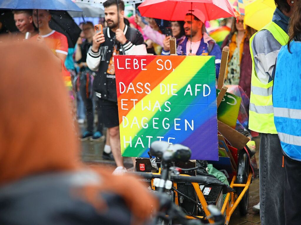 Rund 12.000 Menschen ziehen laut Polizei am Samstag beim Christopher Street Day durch die Freiburger Innenstadt.