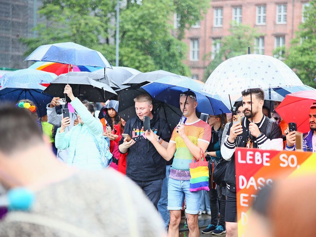 Rund 12.000 Menschen ziehen laut Polizei am Samstag beim Christopher Street Day durch die Freiburger Innenstadt.