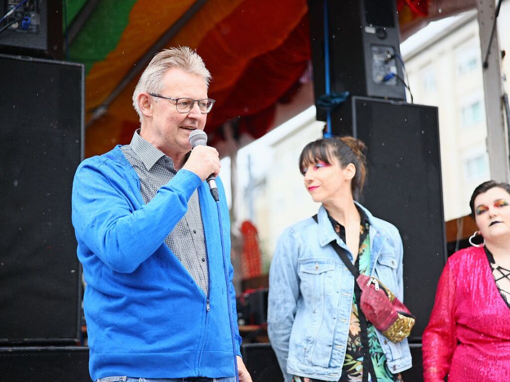 Rund 12.000 Menschen ziehen laut Polizei am Samstag beim Christopher Street Day durch die Freiburger Innenstadt.