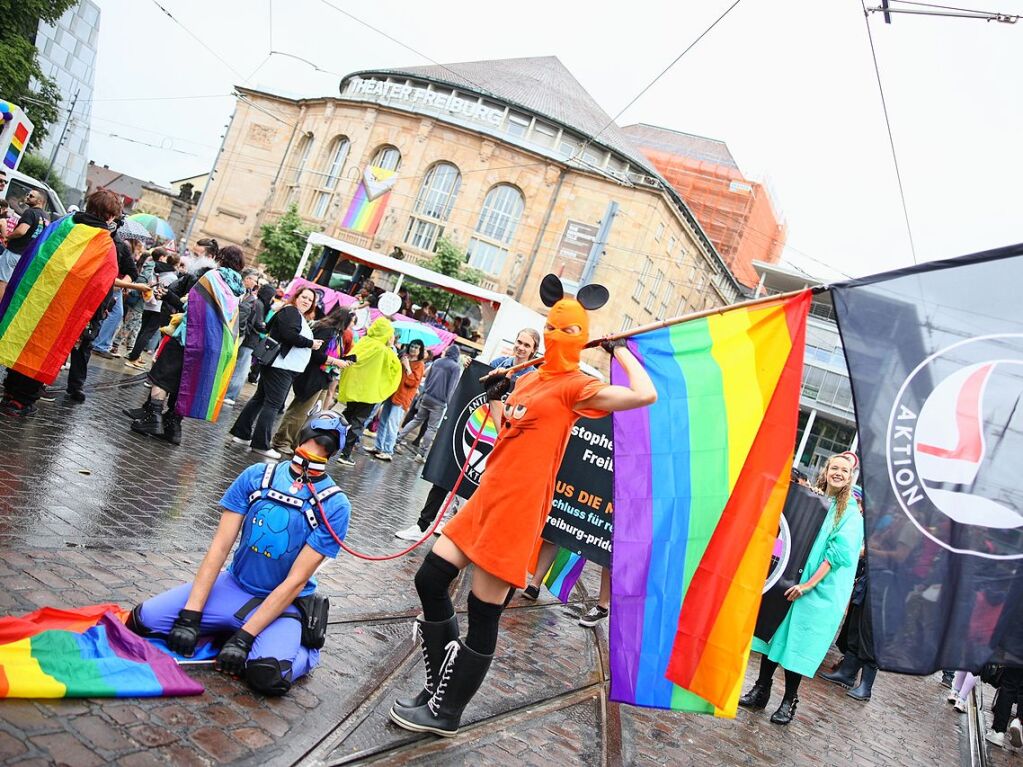 Rund 12.000 Menschen ziehen laut Polizei am Samstag beim Christopher Street Day durch die Freiburger Innenstadt.