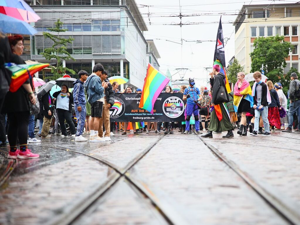 Rund 12.000 Menschen ziehen laut Polizei am Samstag beim Christopher Street Day durch die Freiburger Innenstadt.