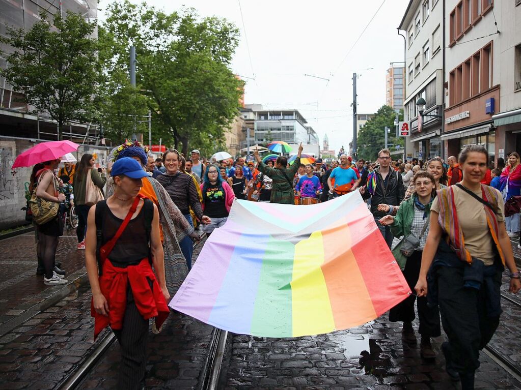 Rund 12.000 Menschen ziehen laut Polizei am Samstag beim Christopher Street Day durch die Freiburger Innenstadt.