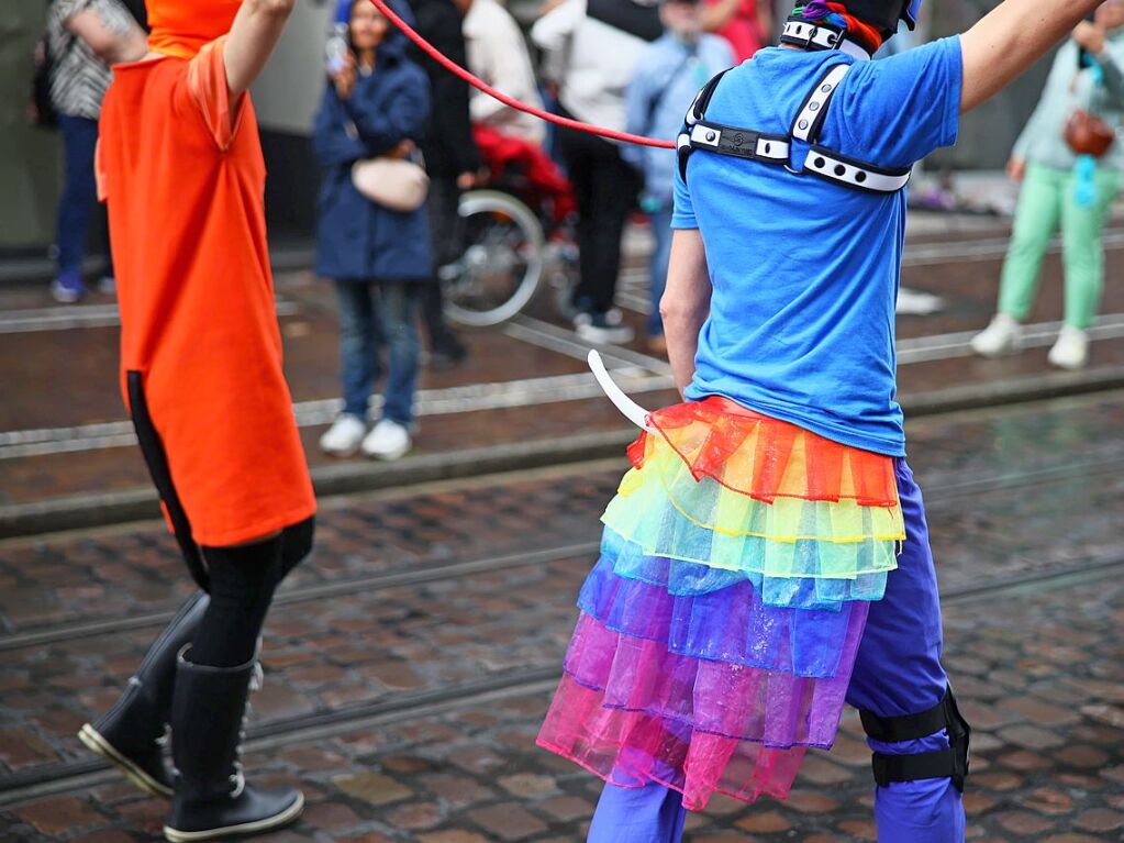 Rund 12.000 Menschen ziehen laut Polizei am Samstag beim Christopher Street Day durch die Freiburger Innenstadt.