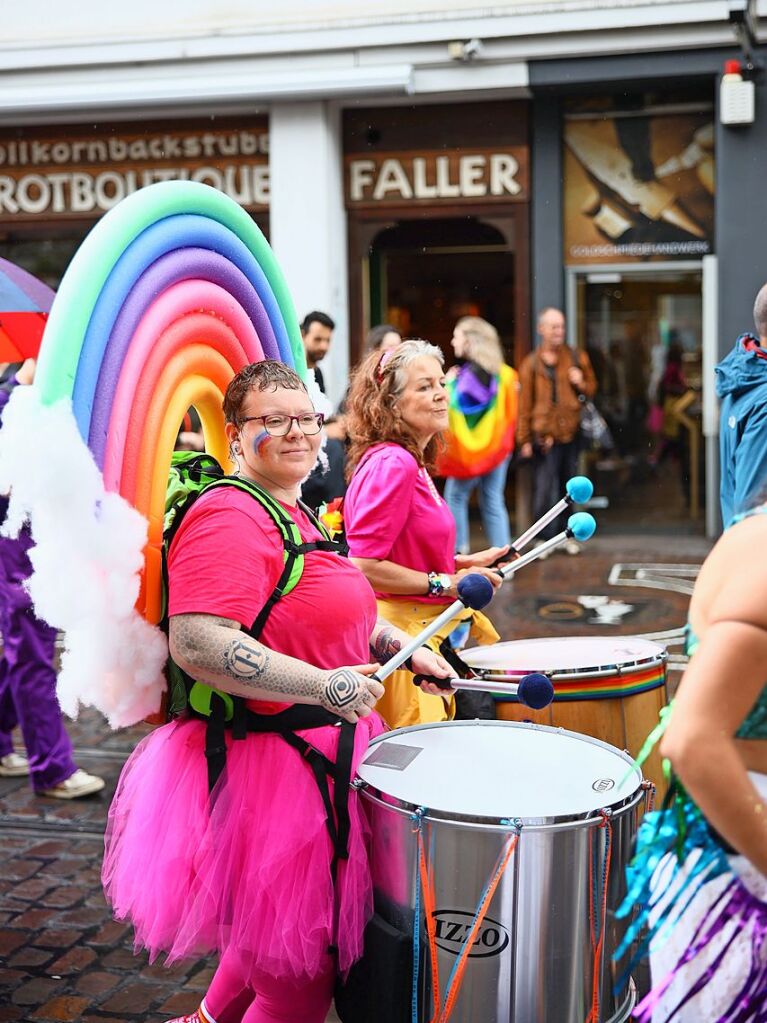 Rund 12.000 Menschen ziehen laut Polizei am Samstag beim Christopher Street Day durch die Freiburger Innenstadt.