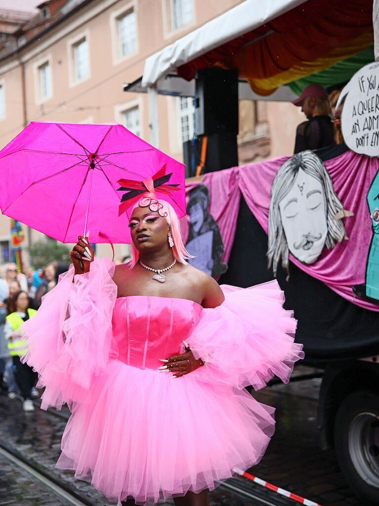 Rund 12.000 Menschen ziehen laut Polizei am Samstag beim Christopher Street Day durch die Freiburger Innenstadt.