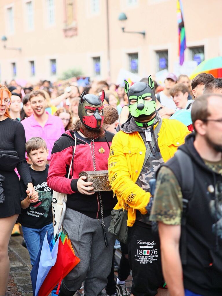 Rund 12.000 Menschen ziehen laut Polizei am Samstag beim Christopher Street Day durch die Freiburger Innenstadt.