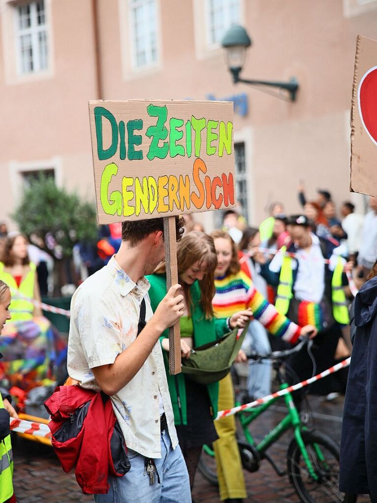 Rund 12.000 Menschen ziehen laut Polizei am Samstag beim Christopher Street Day durch die Freiburger Innenstadt.