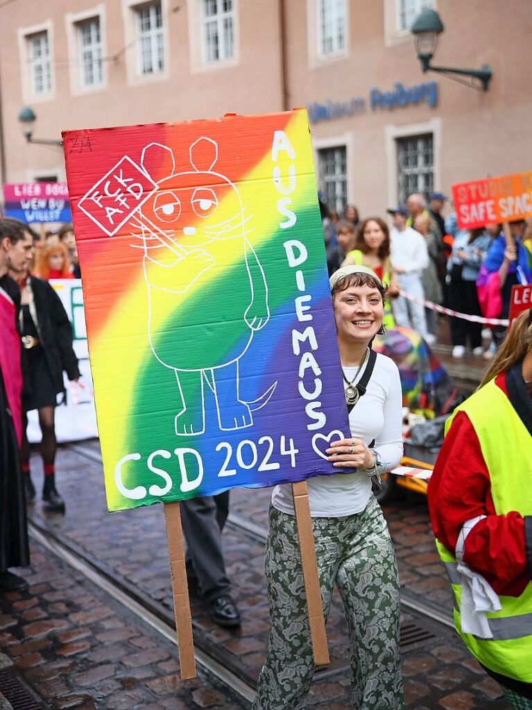 Rund 12.000 Menschen ziehen laut Polizei am Samstag beim Christopher Street Day durch die Freiburger Innenstadt.