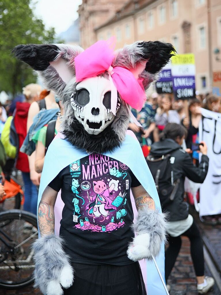 Rund 12.000 Menschen ziehen laut Polizei am Samstag beim Christopher Street Day durch die Freiburger Innenstadt.