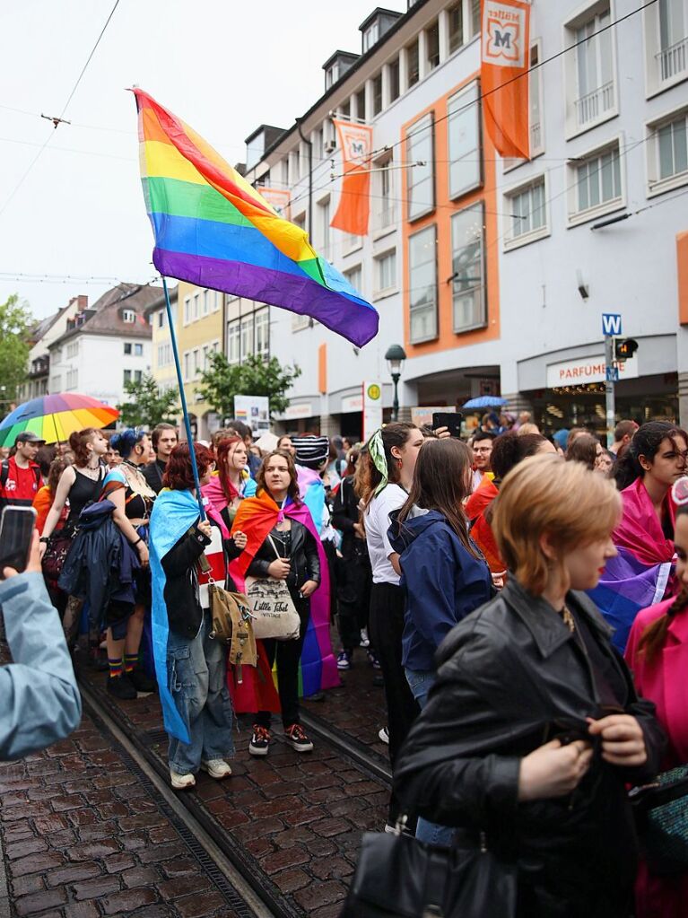 Rund 12.000 Menschen ziehen laut Polizei am Samstag beim Christopher Street Day durch die Freiburger Innenstadt.