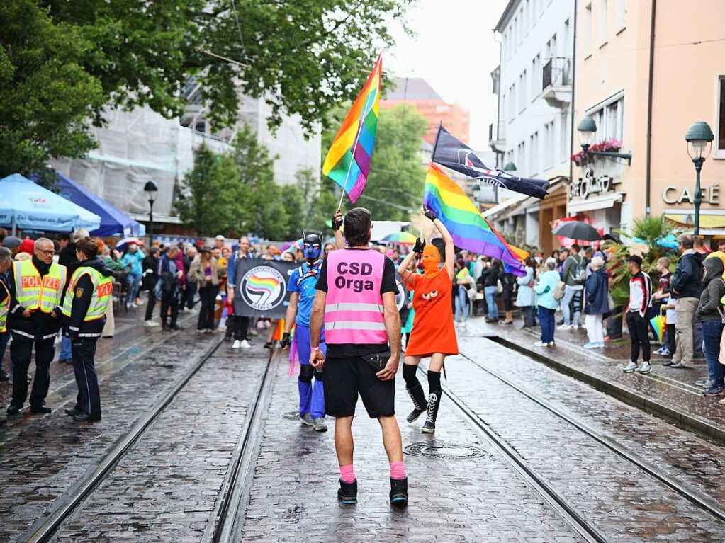 Rund 12.000 Menschen ziehen laut Polizei am Samstag beim Christopher Street Day durch die Freiburger Innenstadt.