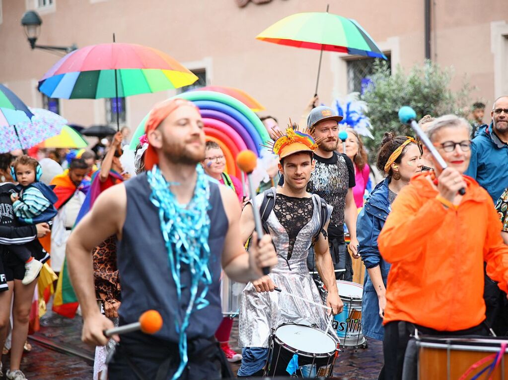 Rund 12.000 Menschen ziehen laut Polizei am Samstag beim Christopher Street Day durch die Freiburger Innenstadt.