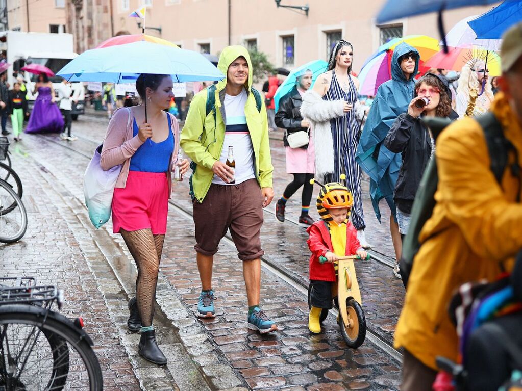 Rund 12.000 Menschen ziehen laut Polizei am Samstag beim Christopher Street Day durch die Freiburger Innenstadt.