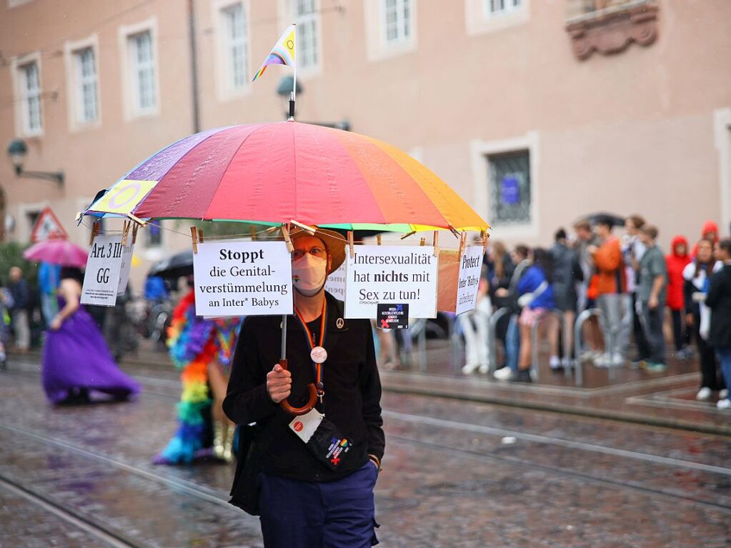 Rund 12.000 Menschen ziehen laut Polizei am Samstag beim Christopher Street Day durch die Freiburger Innenstadt.