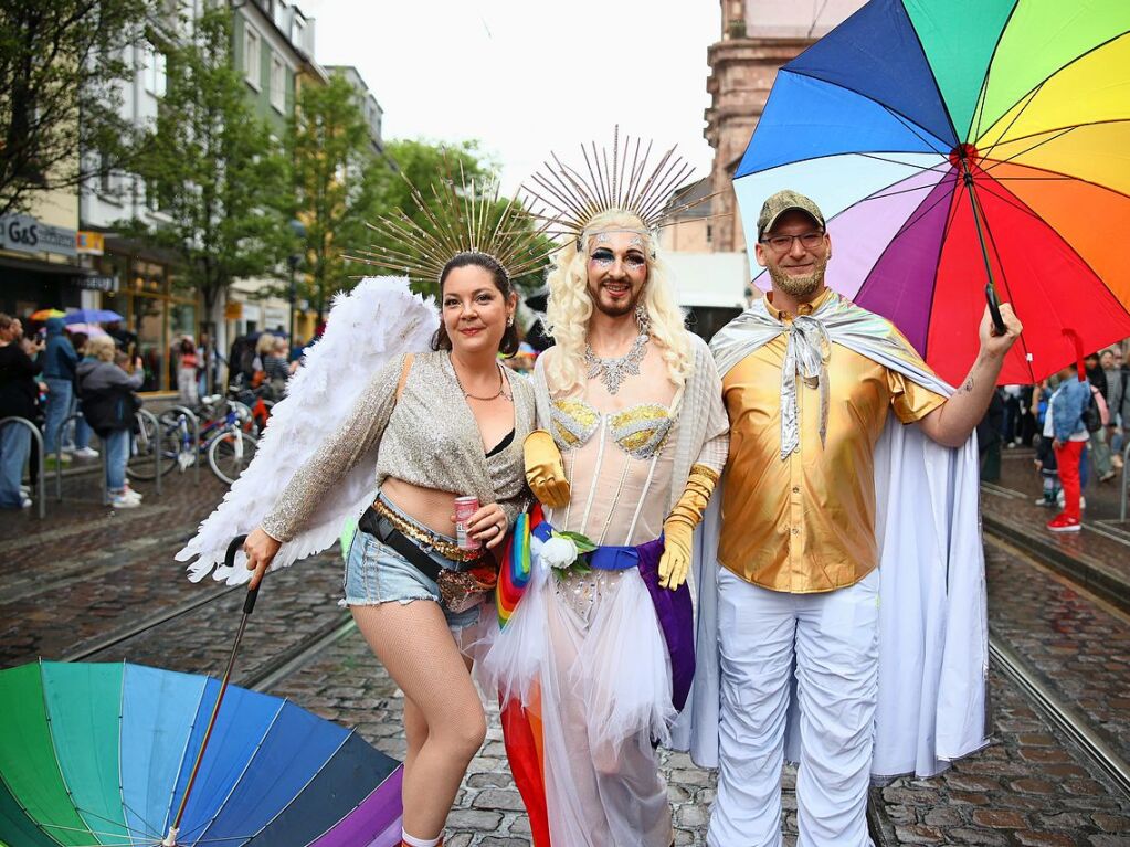 Rund 12.000 Menschen ziehen laut Polizei am Samstag beim Christopher Street Day durch die Freiburger Innenstadt.