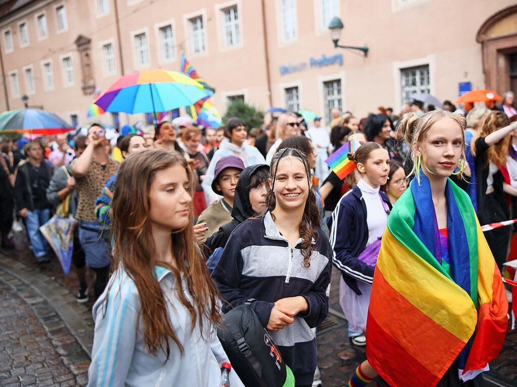 Rund 12.000 Menschen ziehen laut Polizei am Samstag beim Christopher Street Day durch die Freiburger Innenstadt.