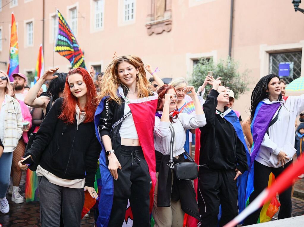 Rund 12.000 Menschen ziehen laut Polizei am Samstag beim Christopher Street Day durch die Freiburger Innenstadt.