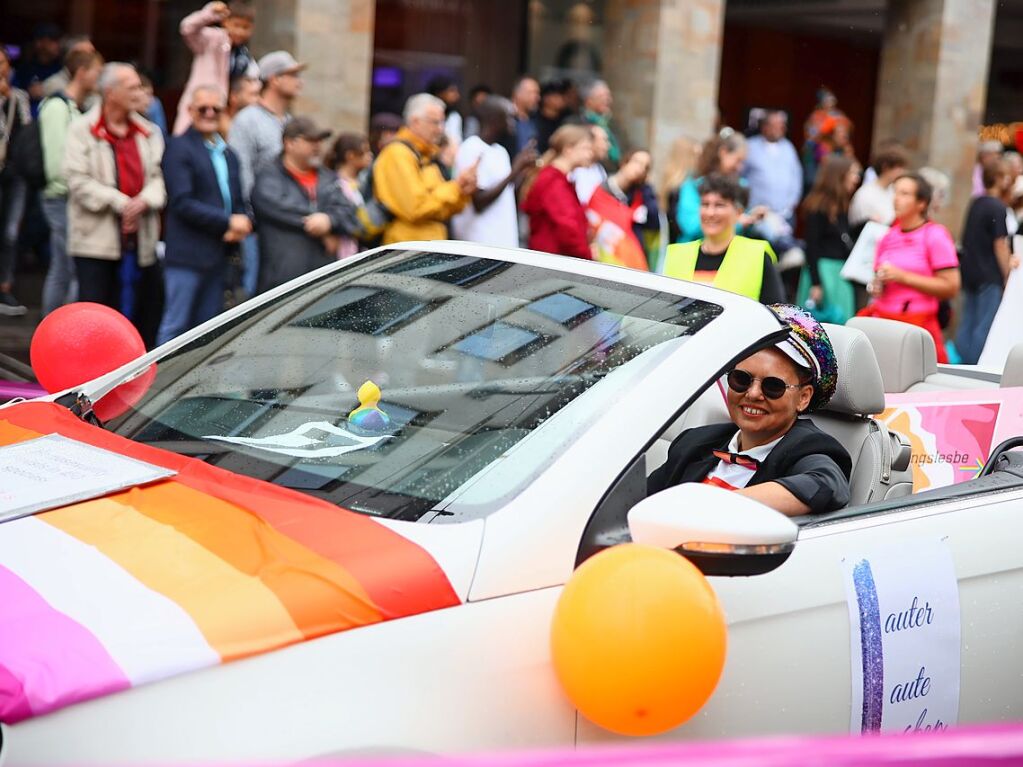 Rund 12.000 Menschen ziehen laut Polizei am Samstag beim Christopher Street Day durch die Freiburger Innenstadt.