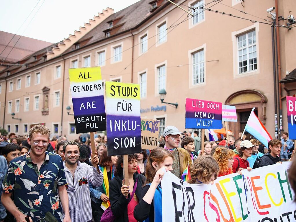 Rund 12.000 Menschen ziehen laut Polizei am Samstag beim Christopher Street Day durch die Freiburger Innenstadt.