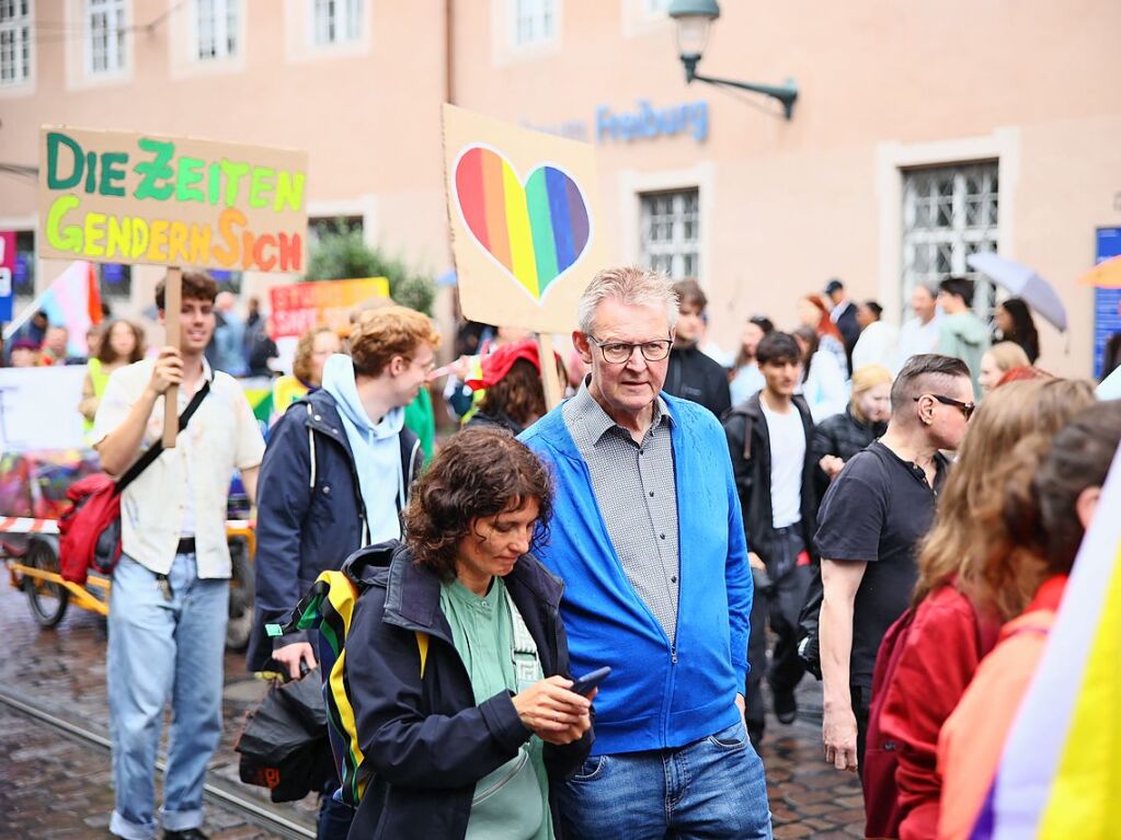 Rund 12.000 Menschen ziehen laut Polizei am Samstag beim Christopher Street Day durch die Freiburger Innenstadt.